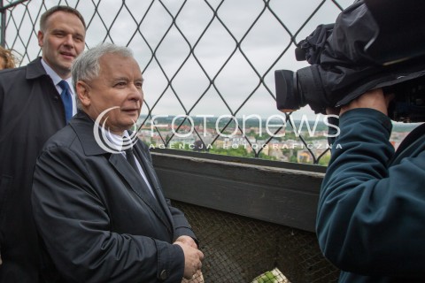  16.05.2014 WROCLAW<br />WIZYTA PREZESA PIS JAROSLAWA KACZYNSKIEGO WE WROCLAWIU<br />ZWIEDZANIE WIEZY ARCHIKATEDRY SWIETEGO JANA CHRZCICIELA<br />N/Z JAROSLAW KACZYNSKI DAWID JACKIEWICZ KANDYDAT DO PE KAMERA<br /> 