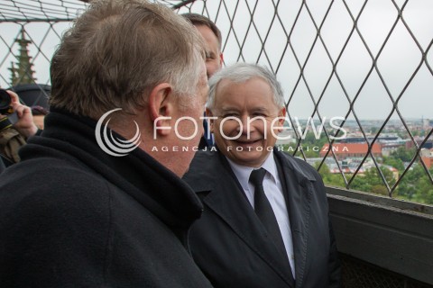  16.05.2014 WROCLAW<br />WIZYTA PREZESA PIS JAROSLAWA KACZYNSKIEGO WE WROCLAWIU<br />ZWIEDZANIE WIEZY ARCHIKATEDRY SWIETEGO JANA CHRZCICIELA<br />N/Z JAROSLAW KACZYNSKI PROBOSZCZ KSIADZ ADAM DRWIEGA<br /> 