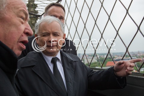  16.05.2014 WROCLAW<br />WIZYTA PREZESA PIS JAROSLAWA KACZYNSKIEGO WE WROCLAWIU<br />ZWIEDZANIE WIEZY ARCHIKATEDRY SWIETEGO JANA CHRZCICIELA<br />N/Z JAROSLAW KACZYNSKI PROBOSZCZ KSIADZ ADAM DRWIEGA<br /> 