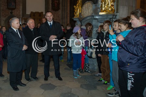  16.05.2014 WROCLAW<br />WIZYTA PREZESA PIS JAROSLAWA KACZYNSKIEGO WE WROCLAWIU<br />ZWIEDZANIE ARCHIKATEDRY SWIETEGO JANA CHRZCICIELA<br />N/Z JAROSLAW KACZYNSKI DZIECI  DAWID JACKIEWICZ KANDYDAT DO PE<br /> 