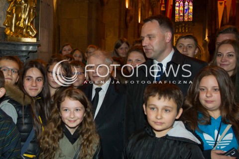  16.05.2014 WROCLAW<br />WIZYTA PREZESA PIS JAROSLAWA KACZYNSKIEGO WE WROCLAWIU<br />ZWIEDZANIE ARCHIKATEDRY SWIETEGO JANA CHRZCICIELA<br />N/Z JAROSLAW KACZYNSKI ZDJECIE GRUPOWE W KOSCIELE Z GRUPA DZIECI  DAWID JACKIEWICZ KANDYDAT DO PE<br /> 