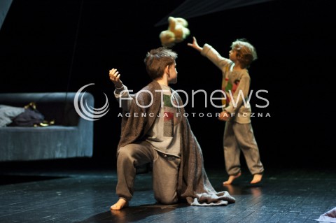  20.05.2014 WARSZAWA PROBA MEDIALNA SPEKTAKLU MEDEA W REZYSERII DOROTY KEDZIERZAWSKIEJ N/Z JAN ROGALINSKI ADAM TOMASZEWSKI  