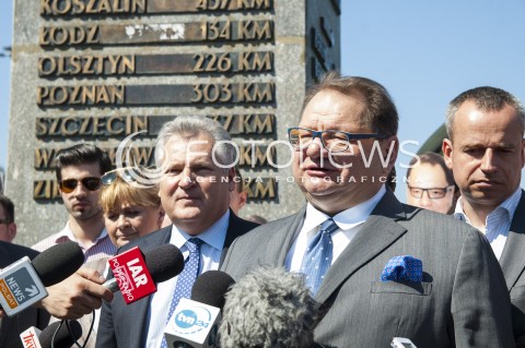  23.05.2014 WARSZAWA KONFERENCJA PRASOWA PREZYDENTA ALEKSANDRA KWASNIEWSKIEGO ORAZ RYSZARDA KALISZA PRZED WYBORAMI DO EUROPARLAMENTU N/Z RYSZARD KALISZ I PREZYDENT ALEKSANDER KWASNIEWSKI  