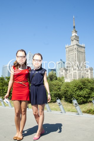  23.05.2014 WARSZAWA KONFERENCJA PRASOWA PREZYDENTA ALEKSANDRA KWASNIEWSKIEGO ORAZ RYSZARDA KALISZA PRZED WYBORAMI DO EUROPARLAMENTU N/Z KOBIETY W MASKACH KALISZA  