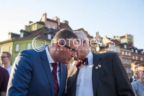  23.05.2014 WARSZAWA FINAL KAMPANII WYBORCZEJ  KONGRESU NOWEJ PRAWICY JANUSZA KORWINA MIKKE DO EUROPARLAMENTU N/Z JANUSZ KORWIN MIKKE I POSEL KNP PRZEMYSLAW WIPLER  