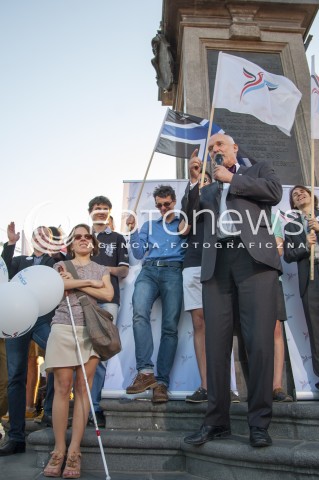  23.05.2014 WARSZAWA FINAL KAMPANII WYBORCZEJ  KONGRESU NOWEJ PRAWICY JANUSZA KORWINA MIKKE DO EUROPARLAMENTU N/Z JANUSZ KORWIN MIKKE Z NIEPELNOSPRAWNA JOANNA KRZYSZTOFIK  