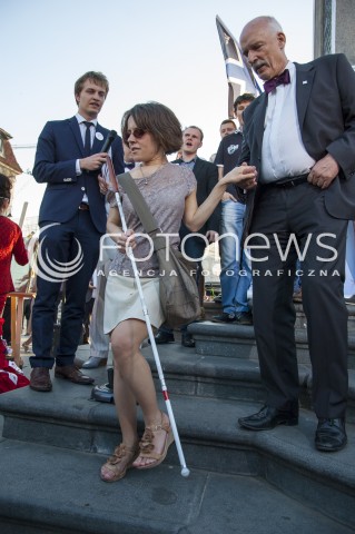  23.05.2014 WARSZAWA FINAL KAMPANII WYBORCZEJ  KONGRESU NOWEJ PRAWICY JANUSZA KORWINA MIKKE DO EUROPARLAMENTU N/Z JANUSZ KORWIN MIKKE Z NIEPELNOSPRAWNA JOANNA KRZYSZTOFIK  