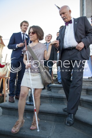  23.05.2014 WARSZAWA FINAL KAMPANII WYBORCZEJ  KONGRESU NOWEJ PRAWICY JANUSZA KORWINA MIKKE DO EUROPARLAMENTU N/Z JANUSZ KORWIN MIKKE Z NIEPELNOSPRAWNA JOANNA KRZYSZTOFIK  