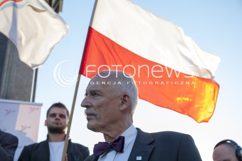  23.05.2014 WARSZAWA FINAL KAMPANII WYBORCZEJ  KONGRESU NOWEJ PRAWICY JANUSZA KORWINA MIKKE DO EUROPARLAMENTU N/Z JANUSZ KORWIN MIKKE FLAGA POLSKI  