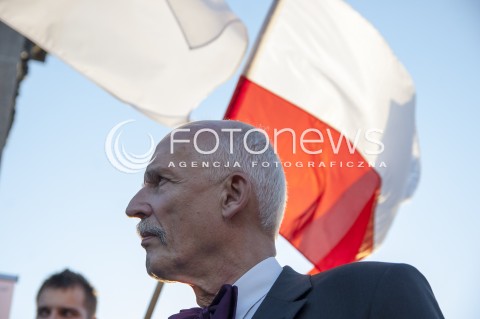  23.05.2014 WARSZAWA FINAL KAMPANII WYBORCZEJ  KONGRESU NOWEJ PRAWICY JANUSZA KORWINA MIKKE DO EUROPARLAMENTU N/Z JANUSZ KORWIN MIKKE FLAGA POLSKI  