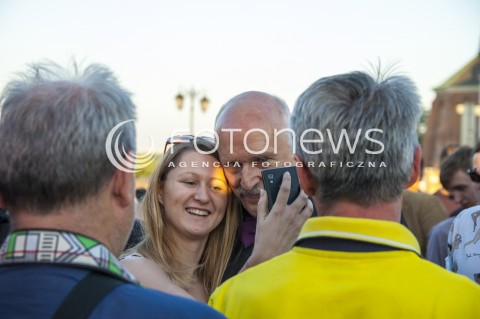  23.05.2014 WARSZAWA FINAL KAMPANII WYBORCZEJ  KONGRESU NOWEJ PRAWICY JANUSZA KORWINA MIKKE DO EUROPARLAMENTU N/Z JANUSZ KORWIN MIKKE SELFIE  