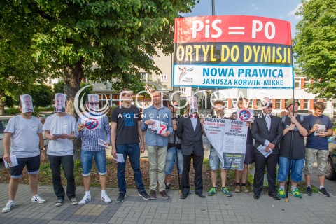  23.05.2014 RZESZOW <br />KONGRES NOWEJ PRAWICY JANUSZA KORWINA MIKKE ZAKLOCIL KONFERENCJE PREZESA PIS JAROSLAWA KACZYNSKIEGO W RZESZOWIE <br />PRZEZ CALY CZAS MLODZI LUDZIE SKANDOWALI TEKSTY PRZECIWKO PARTII PIS I PO<br />N/Z MANIFESTACJA BANER NOWA PRAWICA<br /> 