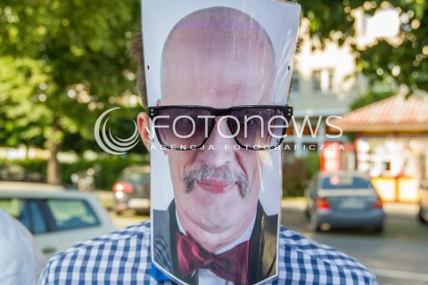  23.05.2014 RZESZOW <br />KONGRES NOWEJ PRAWICY JANUSZA KORWINA MIKKE ZAKLOCIL KONFERENCJE PREZESA PIS JAROSLAWA KACZYNSKIEGO W RZESZOWIE <br />PRZEZ CALY CZAS MLODZI LUDZIE SKANDOWALI TEKSTY PRZECIWKO PARTII PIS I PO<br />N/Z JANUSZ KORWIN MIKKE WIZERUNEK OKULARY W OKULARACH<br /> 