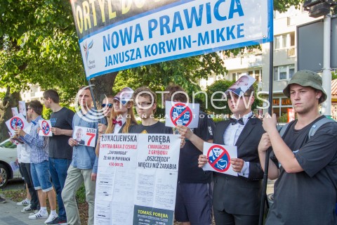  23.05.2014 RZESZOW <br />KONGRES NOWEJ PRAWICY JANUSZA KORWINA MIKKE ZAKLOCIL KONFERENCJE PREZESA PIS JAROSLAWA KACZYNSKIEGO W RZESZOWIE <br />PRZEZ CALY CZAS MLODZI LUDZIE SKANDOWALI TEKSTY PRZECIWKO PARTII PIS I PO<br />N/Z MANIFESTACJA BANER NOWA PRAWICA<br /> 