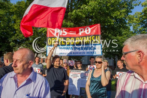  23.05.2014 RZESZOW <br />KONGRES NOWEJ PRAWICY JANUSZA KORWINA MIKKE ZAKLOCIL KONFERENCJE PREZESA PIS JAROSLAWA KACZYNSKIEGO W RZESZOWIE <br />PRZEZ CALY CZAS MLODZI LUDZIE SKANDOWALI TEKSTY PRZECIWKO PARTII PIS I PO<br />N/Z MANIFESTACJA BANER NOWA PRAWICA<br /> 