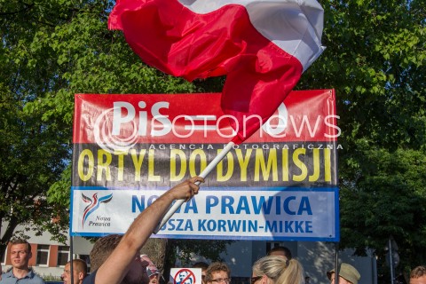  23.05.2014 RZESZOW <br />KONGRES NOWEJ PRAWICY JANUSZA KORWINA MIKKE ZAKLOCIL KONFERENCJE PREZESA PIS JAROSLAWA KACZYNSKIEGO W RZESZOWIE <br />PRZEZ CALY CZAS MLODZI LUDZIE SKANDOWALI TEKSTY PRZECIWKO PARTII PIS I PO<br />N/Z MANIFESTACJA BANER NOWA PRAWICA<br /> 