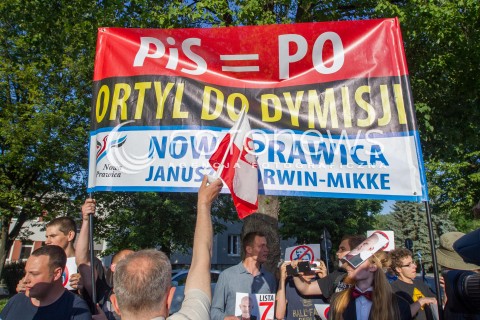  23.05.2014 RZESZOW <br />KONGRES NOWEJ PRAWICY JANUSZA KORWINA MIKKE ZAKLOCIL KONFERENCJE PREZESA PIS JAROSLAWA KACZYNSKIEGO W RZESZOWIE <br />PRZEZ CALY CZAS MLODZI LUDZIE SKANDOWALI TEKSTY PRZECIWKO PARTII PIS I PO<br />N/Z MANIFESTACJA BANER NOWA PRAWICA<br /> 