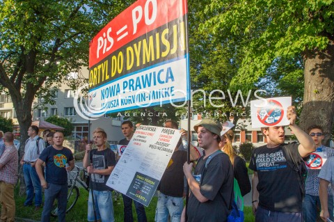 23.05.2014 RZESZOW <br />KONGRES NOWEJ PRAWICY JANUSZA KORWINA MIKKE ZAKLOCIL KONFERENCJE PREZESA PIS JAROSLAWA KACZYNSKIEGO W RZESZOWIE <br />PRZEZ CALY CZAS MLODZI LUDZIE SKANDOWALI TEKSTY PRZECIWKO PARTII PIS I PO<br />N/Z MANIFESTACJA BANER NOWA PRAWICA<br /> 