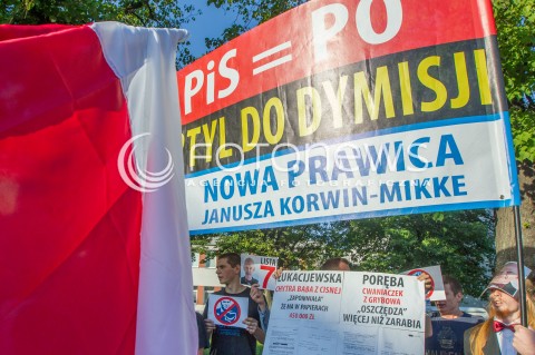  23.05.2014 RZESZOW <br />KONGRES NOWEJ PRAWICY JANUSZA KORWINA MIKKE ZAKLOCIL KONFERENCJE PREZESA PIS JAROSLAWA KACZYNSKIEGO W RZESZOWIE <br />PRZEZ CALY CZAS MLODZI LUDZIE SKANDOWALI TEKSTY PRZECIWKO PARTII PIS I PO<br />N/Z MANIFESTACJA BANER NOWA PRAWICA<br /> 