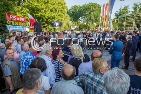  23.05.2014 RZESZOW <br />KONGRES NOWEJ PRAWICY JANUSZA KORWINA MIKKE ZAKLOCIL KONFERENCJE PREZESA PIS JAROSLAWA KACZYNSKIEGO W RZESZOWIE <br />PRZEZ CALY CZAS MLODZI LUDZIE SKANDOWALI TEKSTY PRZECIWKO PARTII PIS I PO<br />N/Z MANIFESTACJA BANER NOWA PRAWICA JAROSLAW KACZYNSKI PRZEMAWIA TLUM OSOBY SLUCHACZE<br /> 