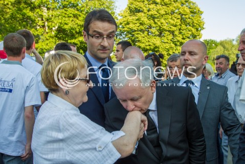  23.05.2014 RZESZOW <br />WIZYTA PREZESA PIS JAROSLAWA KACZYNSKIEGO W RZESZOWIE W ZWIAZKU Z ZAKONCZENIEM KAMPANII WYBORCZEJ DO PARLAMENTU EUROPEJSKIEGO<br />N/Z JAROSLAW KACZYNSKI CALUJE REKE TOMASZ POREBA<br /> 