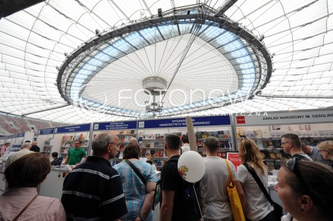  24.05.2013 WARSZAWA<br />WARSZAWSKIE TARGI KSIAZKI<br />N/Z STADION NARODOWY ZWIEDZAJACY WIDOK VIEW DACH<br /> 