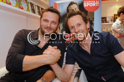  24.05.2013 WARSZAWA<br />WARSZAWSKIE TARGI KSIAZKI<br />N/Z MARIUSZ CZERKAWSKI WOJCIECH ZAWIOLA<br /> 