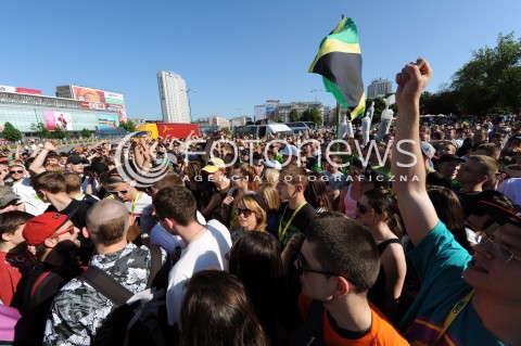 24.05.2014 WARSZAWA<br />MARSZ WYZWOLENIA KONOPII W WARSZAWIE<br />N/Z UCZESTNICY MARSZU<br /> 