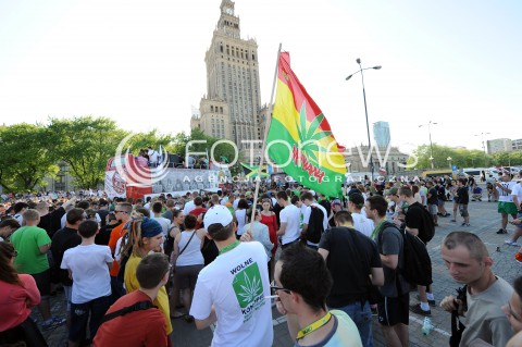  24.05.2014 WARSZAWA<br />MARSZ WYZWOLENIA KONOPII W WARSZAWIE<br />N/Z UCZESTNICY MARSZU<br /> 