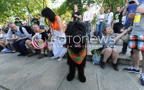  24.05.2014 WARSZAWA<br />MARSZ WYZWOLENIA KONOPII W WARSZAWIE<br />N/Z ANDRZEJ ROZENEK PIES<br /> 
