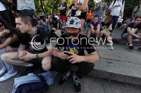  24.05.2014 WARSZAWA<br />MARSZ WYZWOLENIA KONOPII W WARSZAWIE<br />N/Z UCZESTNICY MARSZU<br /> 