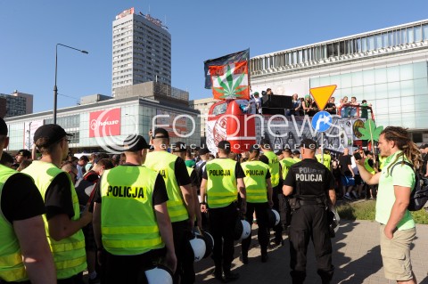  24.05.2014 WARSZAWA<br />MARSZ WYZWOLENIA KONOPII W WARSZAWIE<br />N/Z UCZESTNICY MARSZU POLICJA<br /> 
