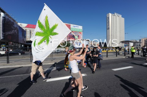  24.05.2014 WARSZAWA<br />MARSZ WYZWOLENIA KONOPII W WARSZAWIE<br />N/Z UCZESTNICY MARSZU<br /> 