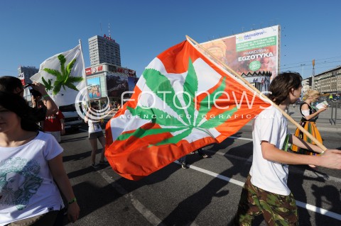  24.05.2014 WARSZAWA<br />MARSZ WYZWOLENIA KONOPII W WARSZAWIE<br />N/Z UCZESTNICY MARSZU<br /> 