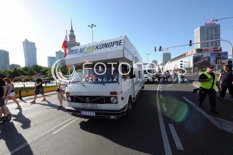  24.05.2014 WARSZAWA<br />MARSZ WYZWOLENIA KONOPII W WARSZAWIE<br />N/Z UCZESTNICY MARSZU GANDZIOBUS<br /> 