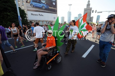 24.05.2014 WARSZAWA<br />MARSZ WYZWOLENIA KONOPII W WARSZAWIE<br />N/Z UCZESTNICY MARSZU<br /> 