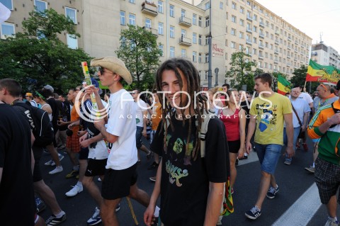  24.05.2014 WARSZAWA<br />MARSZ WYZWOLENIA KONOPII W WARSZAWIE<br />N/Z UCZESTNICY MARSZU<br /> 