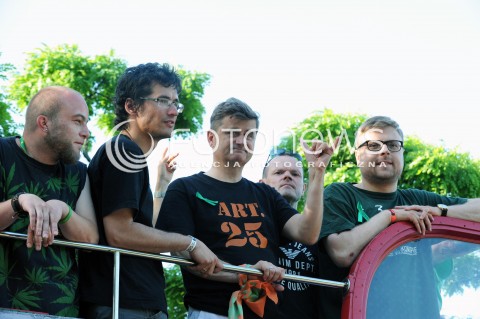  24.05.2014 WARSZAWA<br />MARSZ WYZWOLENIA KONOPII W WARSZAWIE<br />N/Z JANUSZ PALIKOT UCZESTNICY MARSZU<br /> 