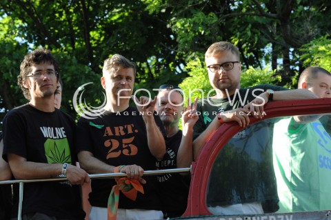  24.05.2014 WARSZAWA<br />MARSZ WYZWOLENIA KONOPII W WARSZAWIE<br />N/Z JANUSZ PALIKOT UCZESTNICY MARSZU<br /> 