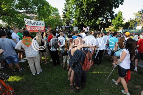  24.05.2014 WARSZAWA<br />MARSZ WYZWOLENIA KONOPII W WARSZAWIE<br />N/Z UCZESTNICY MARSZU<br /> 
