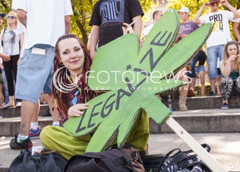  24.05.2014 WARSZAWA MARSZ WYZWOLENIA KONOPII W WARSZAWIE N/Z UCZESTNICY TRANSPARENT  