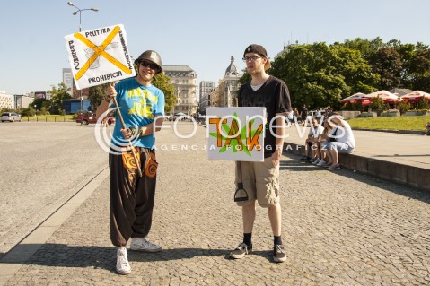  24.05.2014 WARSZAWA MARSZ WYZWOLENIA KONOPII W WARSZAWIE N/Z UCZESTNICY TRANSPARENT  