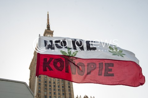  24.05.2014 WARSZAWA MARSZ WYZWOLENIA KONOPII W WARSZAWIE N/Z FLAGA WOLNE KONOPIE PALAC KULTURY I NAUKI  