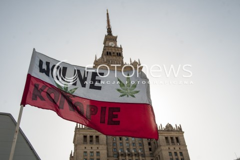  24.05.2014 WARSZAWA MARSZ WYZWOLENIA KONOPII W WARSZAWIE N/Z FLAGA WOLNE KONOPIE PALAC KULTURY I NAUKI  