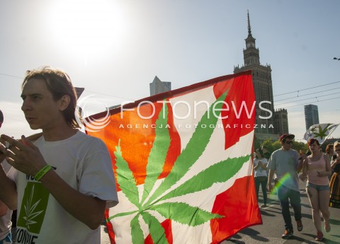  24.05.2014 WARSZAWA MARSZ WYZWOLENIA KONOPII W WARSZAWIE N/Z FLAGA  PALAC KULTURY I NAUKI  