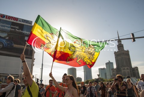  24.05.2014 WARSZAWA MARSZ WYZWOLENIA KONOPII W WARSZAWIE N/Z FLAGA UCZESTNICY  PALAC KULTURY I NAUKI  