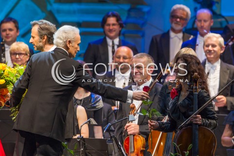  24.05.2014 LANCUT<br />53 MUZYCZNY FESTIWAL W LANCUCIE<br />KONCERT JOSE CARRERASA - LEGENDARNEGO HISZPANSKIEGO SPIEWAKA. ARTYSTA ZALICZANY JEST DO NAJWYBITNIEJSZYCH TENOROW SWIATOWEJ MUZYKI<br />N/Z JOSE CARRERAS WRECZA ROZE KOBIECIE Z ORKIESTRY<br /> 