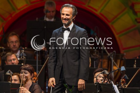  24.05.2014 LANCUT<br />53 MUZYCZNY FESTIWAL W LANCUCIE<br />KONCERT JOSE CARRERASA - LEGENDARNEGO HISZPANSKIEGO SPIEWAKA. ARTYSTA ZALICZANY JEST DO NAJWYBITNIEJSZYCH TENOROW SWIATOWEJ MUZYKI<br />N/Z DAVID GIMENEZ<br /> 