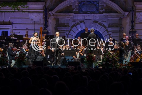  24.05.2014 LANCUT<br />53 MUZYCZNY FESTIWAL W LANCUCIE<br />KONCERT JOSE CARRERASA - LEGENDARNEGO HISZPANSKIEGO SPIEWAKA. ARTYSTA ZALICZANY JEST DO NAJWYBITNIEJSZYCH TENOROW SWIATOWEJ MUZYKI<br />N/Z JOSE CARRERAS NATALIA KOVALOVA<br /> 