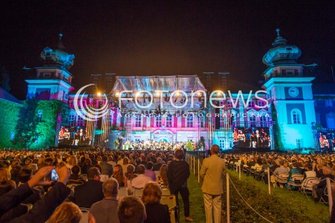  24.05.2014 LANCUT<br />53 MUZYCZNY FESTIWAL W LANCUCIE<br />KONCERT JOSE CARRERASA - LEGENDARNEGO HISZPANSKIEGO SPIEWAKA. ARTYSTA ZALICZANY JEST DO NAJWYBITNIEJSZYCH TENOROW SWIATOWEJ MUZYKI<br />N/Z ZAMEK W LANCUCIE SCENA WIDOK VIEW ZEWNATRZ PUBLICZNOSC<br /> 